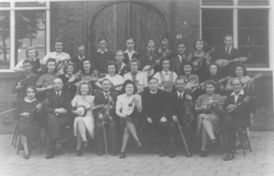 1000686 Groepsportret van een orkest te Jutphaas.